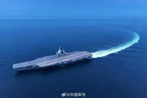 福建舰首次海试时曾进行高速转弯动作。 福建舰首次海试时曾进行高速转弯动作。
