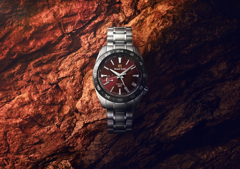 Grand Seiko Spring Drive GMT SBGE305,表壳:40.5mm不锈钢、机芯:9R66 Spring Drive自动、限量:1,300枚、售价:$47,800。