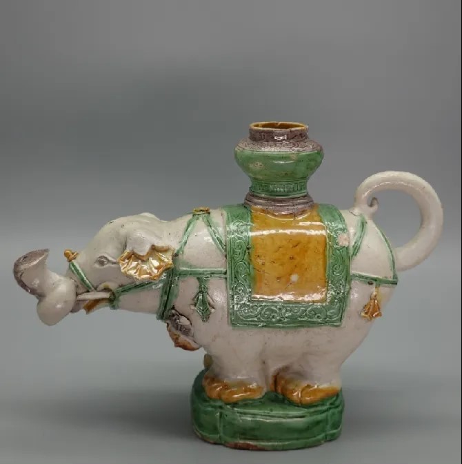 打捞到的一个象形执壶。