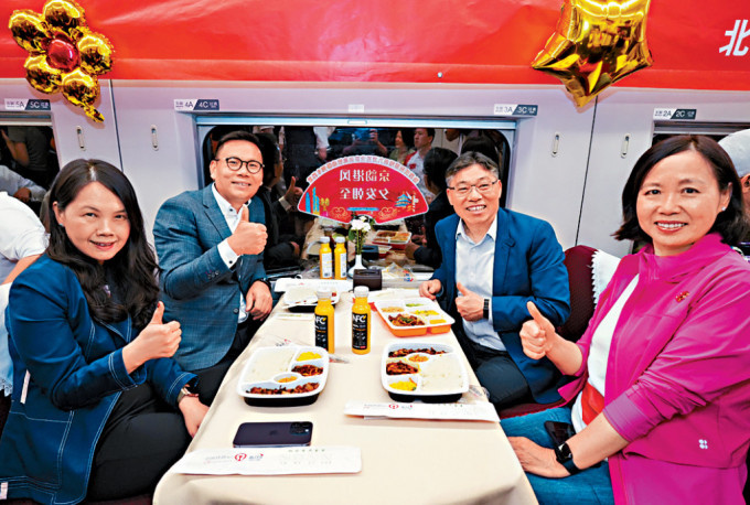 运输及物流局局长林世雄与议员到餐卡用膳 运输及物流局局长林世雄与议员到餐卡用膳