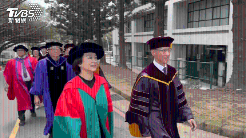 身为国际巨星的林青霞相当亲民,与校长从毕业生进场的入口进入,即使身穿长袍仍在炎热天气中,走上一段路。 身为国际巨星的林青霞相当亲民,与校长从毕业生进场的入口进入,即使身穿长袍仍在炎热天气中,走上一段路。