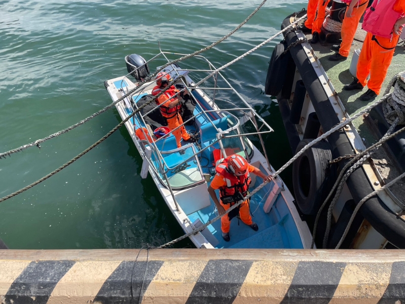 大陆一名男子驾驶快艇登陆淡水渔人码头。 大陆一名男子驾驶快艇登陆淡水渔人码头。