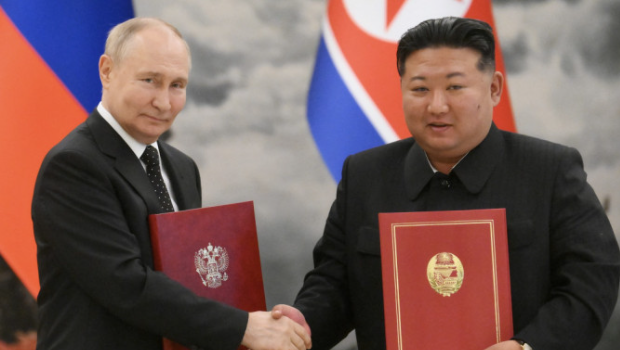 俄罗斯总统普京与朝鲜领导人金正恩签署《全面战略伙伴关系条约》。 俄罗斯总统普京与朝鲜领导人金正恩签署《全面战略伙伴关系条约》。