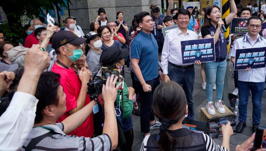 徐巧芯、谢龙介、罗智强19日傍晚在永春市场开讲 徐巧芯、谢龙介、罗智强19日傍晚在永春市场开讲