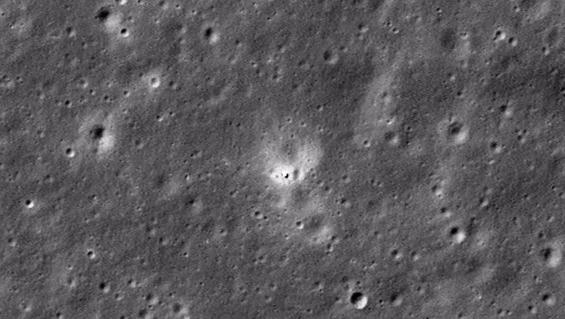 NASA的绕月勘测轨道器LRO,拍摄到中国嫦娥6号 登陆点,也就是画面中发亮的区域。(图:NASA) NASA的绕月勘测轨道器LRO,拍摄到中国嫦娥6号 登陆点,也就是画面中发亮的区域。(图:NASA)