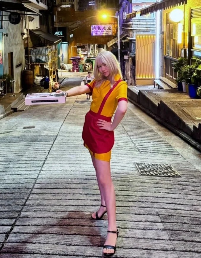 张蓉很爱摆甫士影相。 张蓉很爱摆甫士影相。