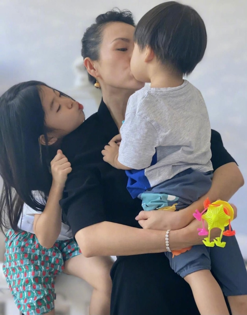 章子怡在微博晒子女相,但通常都不会看到儿子的正面。 章子怡在微博晒子女相,但通常都不会看到儿子的正面。