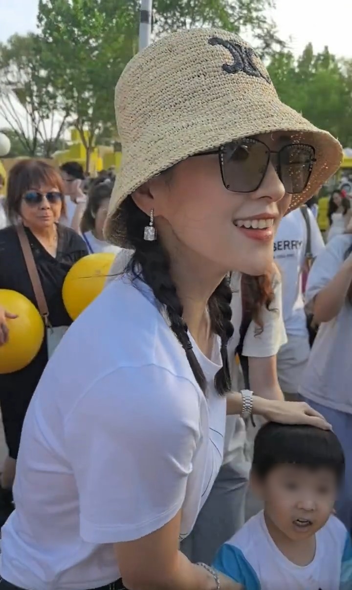 20日章子怡携细仔到河北的北戴河新区出席《阿那亚戏剧节》开幕礼。 20日章子怡携细仔到河北的北戴河新区出席《阿那亚戏剧节》开幕礼。