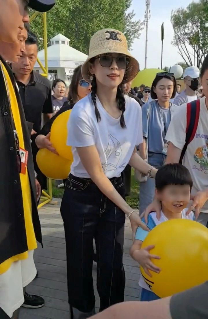 网民直指汪峰基因强,儿子像汪峰。 网民直指汪峰基因强,儿子像汪峰。