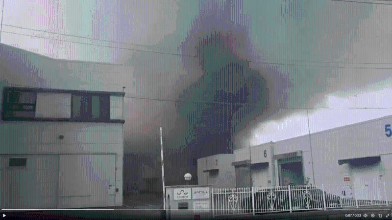 厂方冒出大量浓烟。 厂方冒出大量浓烟。