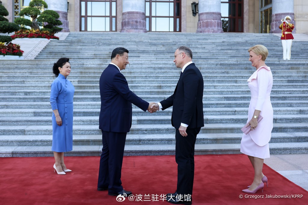 国家主席习近平迎接访华的波兰总统杜达。 国家主席习近平迎接访华的波兰总统杜达。