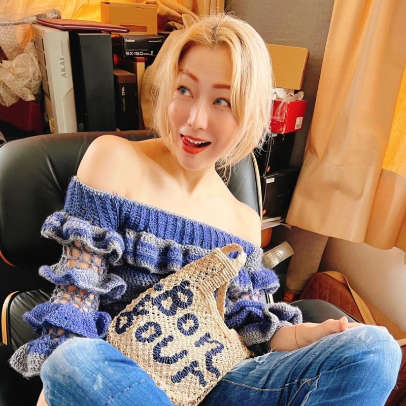 天后郑秀文穿着露肩上衣及牛仔裤， 配衬The Jacksons的Bonjour Stellina天然黄麻手袋