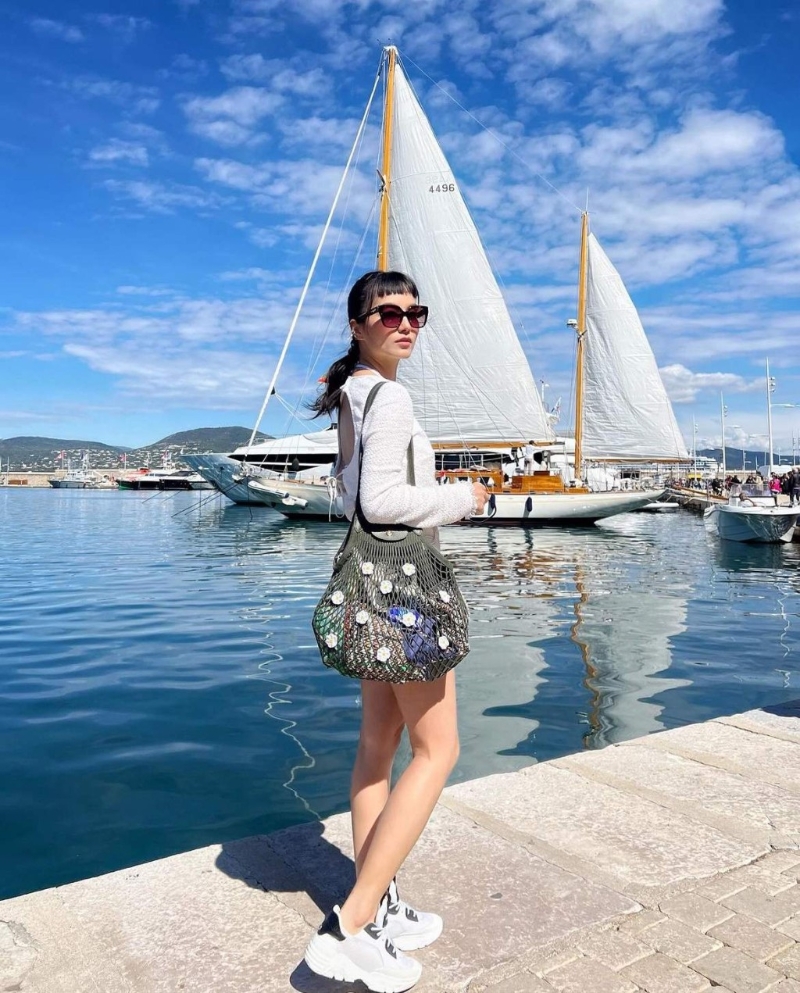 香港女星陈嘉宝以热裤及波鞋，配搭 Longchamp的Le Pliage Filet帆布拼牛皮网袋