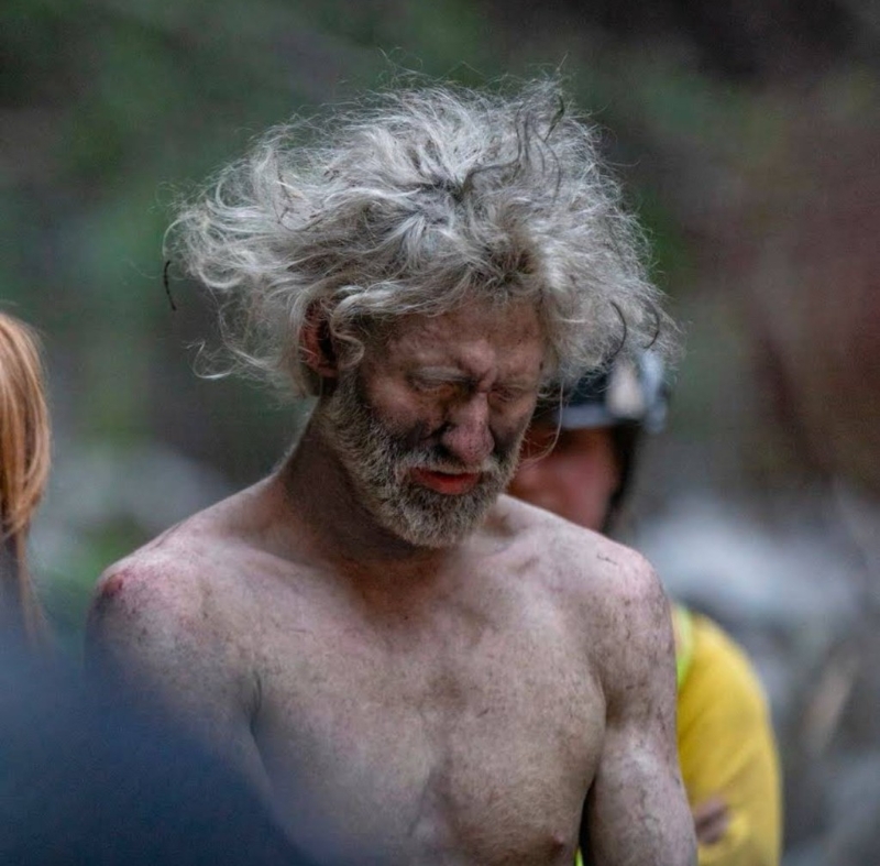 卢卡斯没有穿上衣,整个人蓬头垢面。(X平台) 卢卡斯没有穿上衣,整个人蓬头垢面。(X平台)