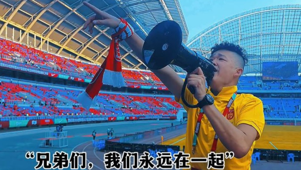 疯子哥在西藏自驾车祸身亡,他生前是一名国足狂粉。 疯子哥在西藏自驾车祸身亡,他生前是一名国足狂粉。