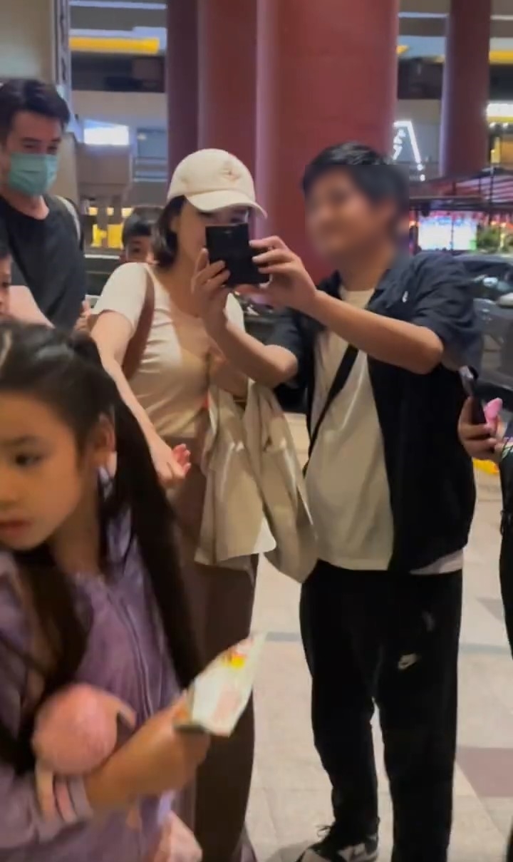 这名深蓝色恤衫的男粉丝摄到陈茵媺面前,要求跟陈茵媺自拍,但他的自拍手势竟然是双手揸机。 这名深蓝色恤衫的男粉丝摄到陈茵媺面前,要求跟陈茵媺自拍,但他的自拍手势竟然是双手揸机。