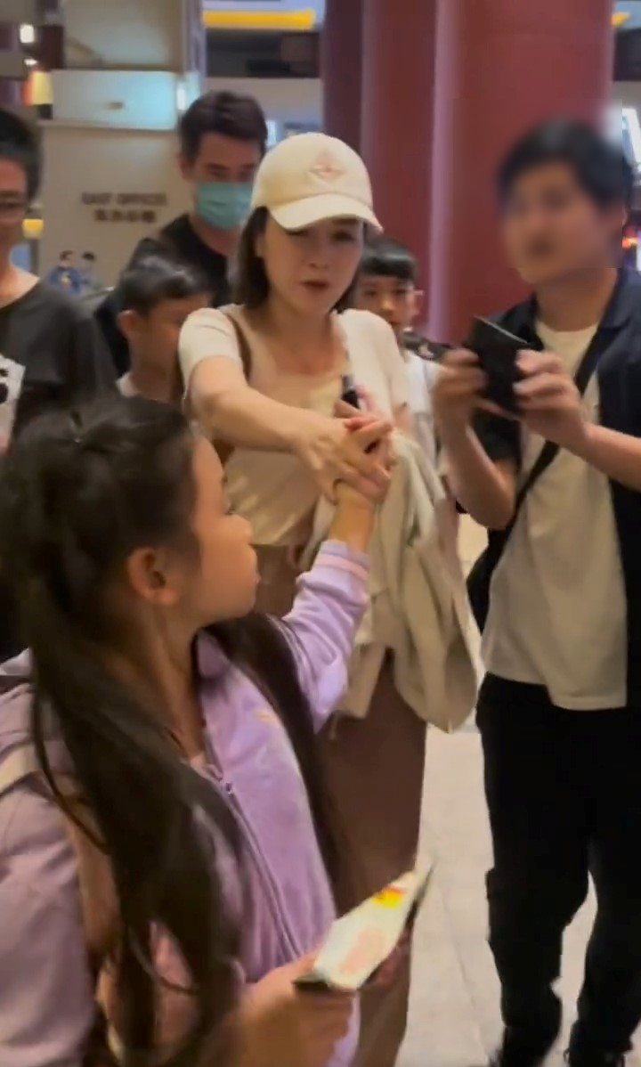 陈茵媺秒间影完合照后,立即逃去向前方行。 陈茵媺秒间影完合照后,立即逃去向前方行。