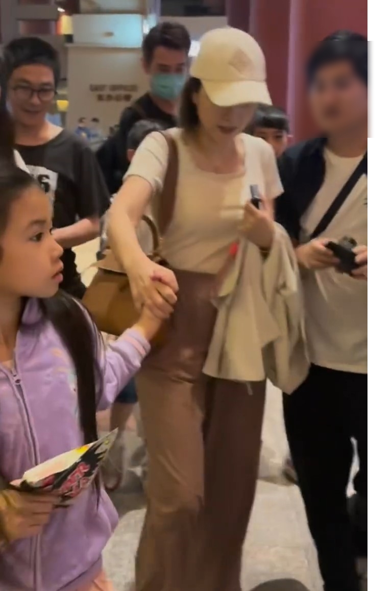 该男粉丝仍不罢休,一直跟住陈茵媺。 该男粉丝仍不罢休,一直跟住陈茵媺。