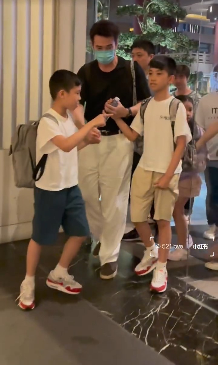 陈豪双手紧握两子。 陈豪双手紧握两子。