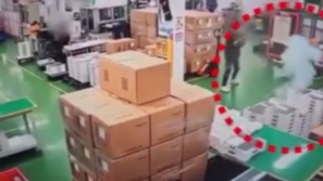 韩国电池厂大火︱工厂监控画面曝光,23岁黑龙江孝顺仔葬身火海