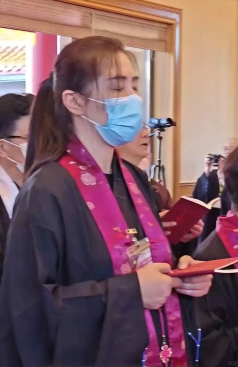 有网民昨日在小红书分享了一辑王祖贤在水陆空大法会的照片 有网民昨日在小红书分享了一辑王祖贤在水陆空大法会的照片