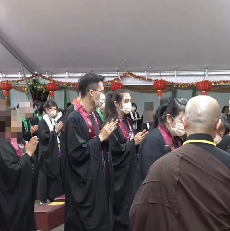 其中一张照片见到王祖贤合十时,身旁就有位高大、戴上眼镜斯斯文文的男士在其身旁 其中一张照片见到王祖贤合十时,身旁就有位高大、戴上眼镜斯斯文文的男士在其身旁