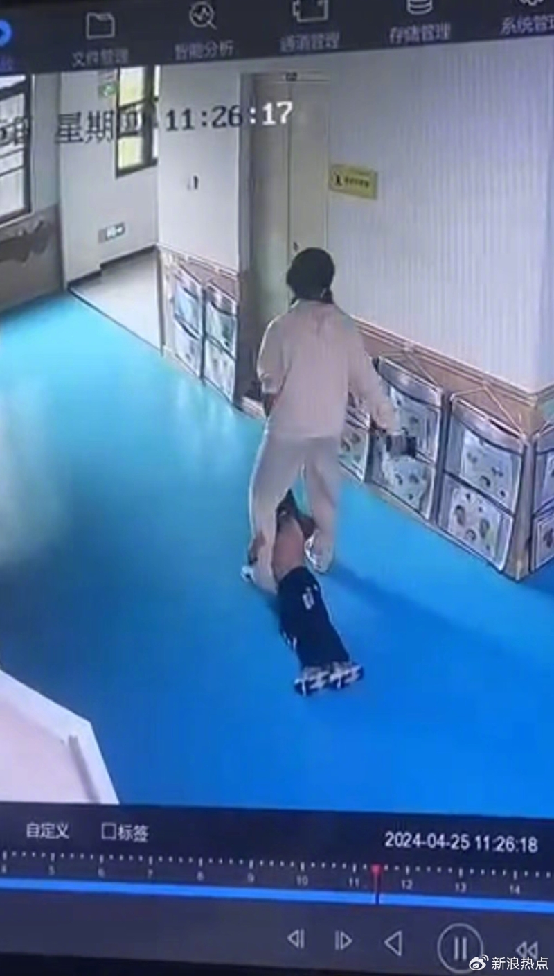 江西4岁童在幼稚园遭教师粗暴对待。 江西4岁童在幼稚园遭教师粗暴对待。