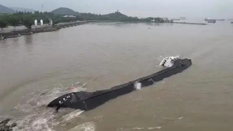 江苏南通长江水域2船相撞