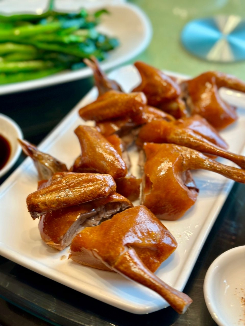 中山市商务局伙多间食肆推出“9.9元乳鸽券”，为期一个月。