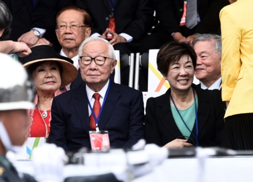 张忠谋及妻子张淑芬 张忠谋及妻子张淑芬