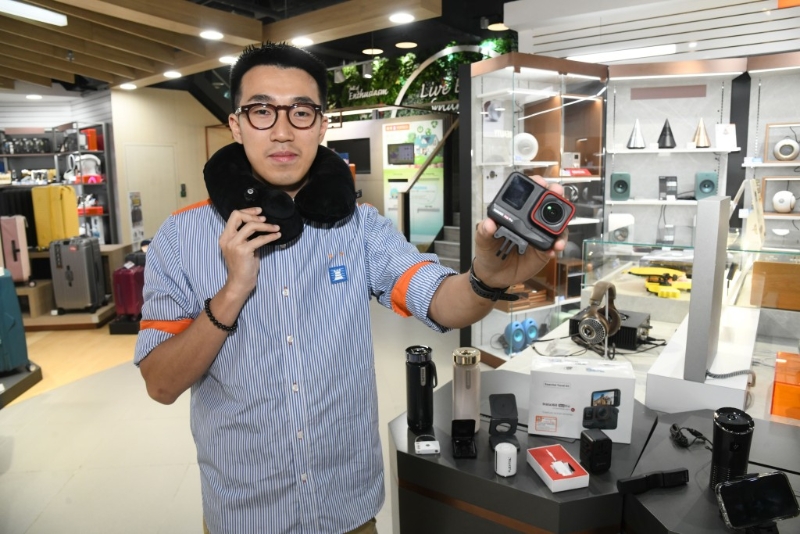 丰泽高级客户顾河陈志强建议搜罗旅行电器及用品时,首选是实用,然后是轻身易收藏,始终行李箱的位置有限,应以一物多用为原则, 丰泽高级客户顾河陈志强建议搜罗旅行电器及用品时,首选是实用,然后是轻身易收藏,始终行李箱的位置有限,应以一物多用为原则,