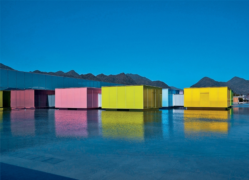 坂茂精心设计的可移动展示室,色彩缤纷悦目。