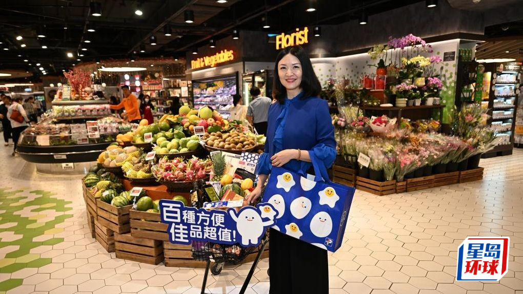 百佳超级市场董事总经理吴逸群(Freda)引领团队本着求新求变的精神,冀为顾客带来更多新佳品及无缝购物体验。 百佳超级市场董事总经理吴逸群(Freda)引领团队本着求新求变的精神,冀为顾客带来更多新佳品及无缝购物体验。