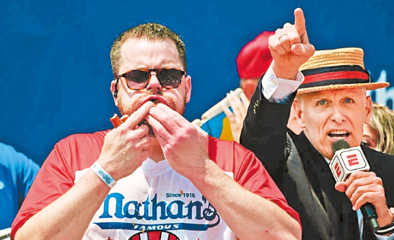 伯托利迪20分钟内吞58个热狗和面包。 伯托利迪20分钟内吞58个热狗和面包。