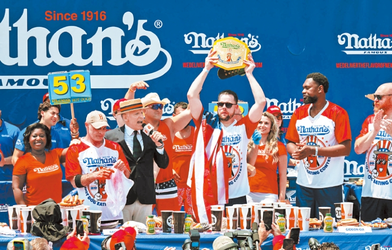 伯托利迪夺冠后高举芥末腰带。 伯托利迪夺冠后高举芥末腰带。