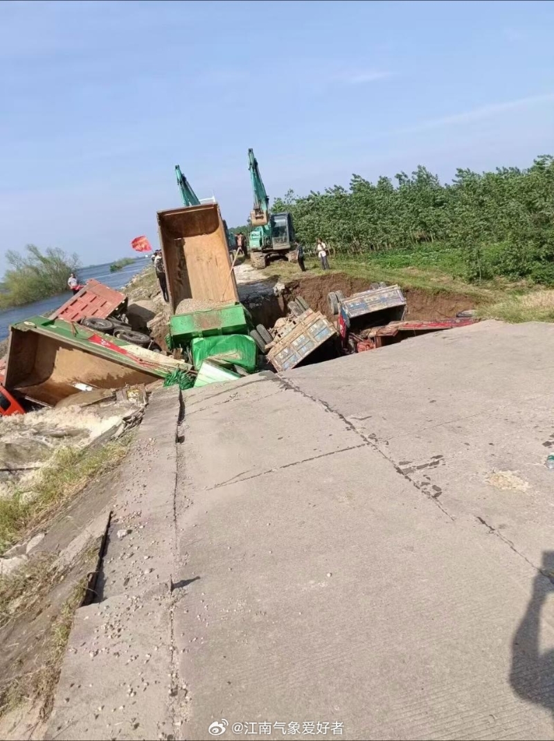 决堤寛度逹10米。