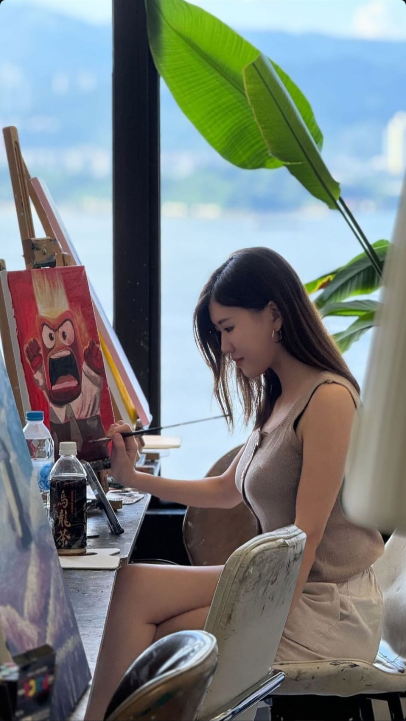 关可为日前在IG分享她画电影《玩转脑朋友2》角色阿燥的照片,见到她穿上露肩背心,侧面拍摄下极具视觉效果。 关可为日前在IG分享她画电影《玩转脑朋友2》角色阿燥的照片,见到她穿上露肩背心,侧面拍摄下极具视觉效果。