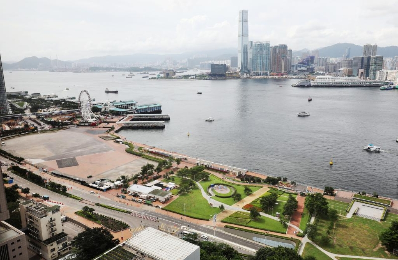 有建筑师指,夏日海滨如同蒸炉,长远要制订户外降温方案,做好遮阳工作。 有建筑师指,夏日海滨如同蒸炉,长远要制订户外降温方案,做好遮阳工作。