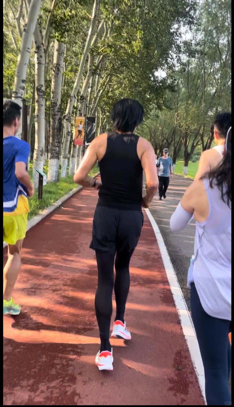 近日周润发在北京朝阳公园跑步。 近日周润发在北京朝阳公园跑步。