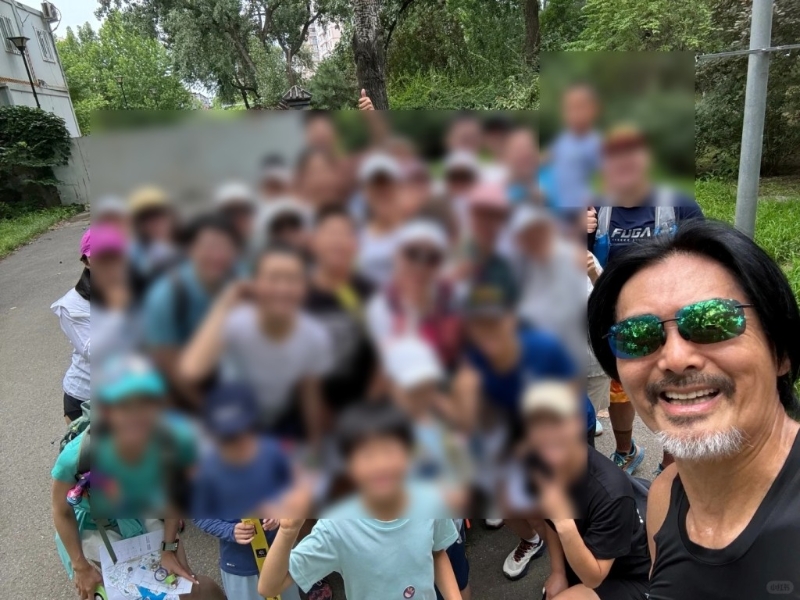 近日周润发一连两日现身北京朝阳公园跑步,更屡被网民捕获,并分享到小红书。 近日周润发一连两日现身北京朝阳公园跑步,更屡被网民捕获,并分享到小红书。