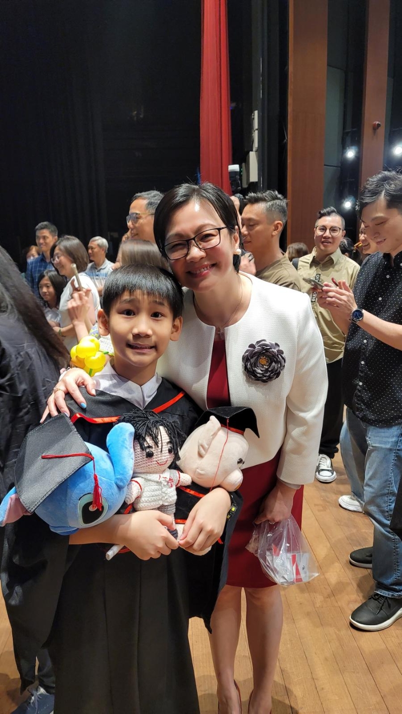 岭南大学香港同学会小学刘逸晞及吴晓灵校长(图片来源:《亲子王》) 岭南大学香港同学会小学刘逸晞及吴晓灵校长(图片来源:《亲子王》)