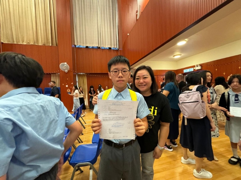 油蔴地天主教小学(海泓道)马颢轩同学与妈妈(图片来源:《亲子王》) 油蔴地天主教小学(海泓道)马颢轩同学与妈妈(图片来源:《亲子王》)