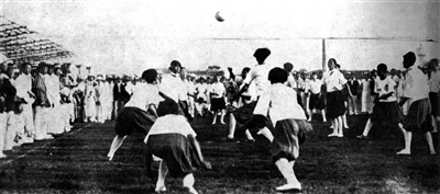 广东女子排球队与华东女子排球队决赛的场面。