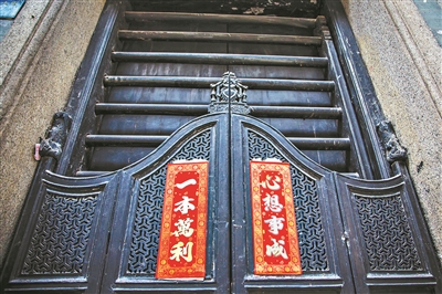 西关大屋的矮脚门、趟栊门、大门又称“三件头”。