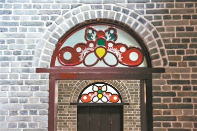 西关大屋横门门头上部的“蝴蝶窗”