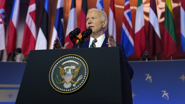 拜登在发言时利用读稿机。 拜登在发言时利用读稿机。