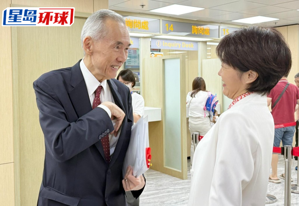 信和集团主席黄志祥与女儿黄敏华、儿子黄永耀一同前来办证 信和集团主席黄志祥与女儿黄敏华、儿子黄永耀一同前来办证