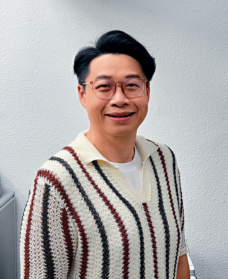 何远东以鬼马造型化身“胡须爷爷”。 何远东以鬼马造型化身“胡须爷爷”。