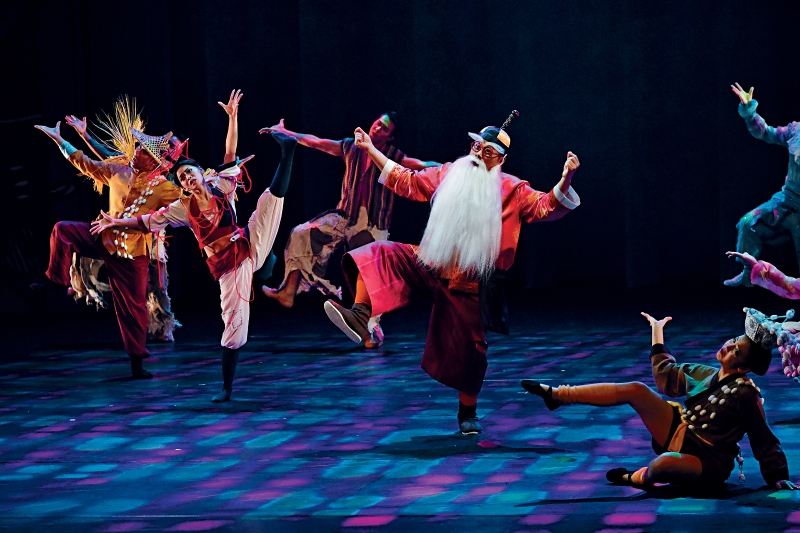 演出糅合舞蹈、戏剧、朗诵及音乐等元素,化成连场生动活泼的歌舞。 演出糅合舞蹈、戏剧、朗诵及音乐等元素,化成连场生动活泼的歌舞。