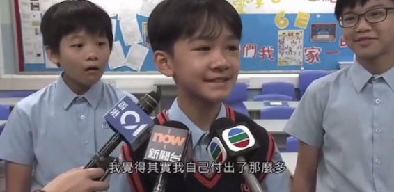 其后一名方同学(左)露出“O嘴”的惊讶表情,在网上爆红。 其后一名方同学(左)露出“O嘴”的惊讶表情,在网上爆红。